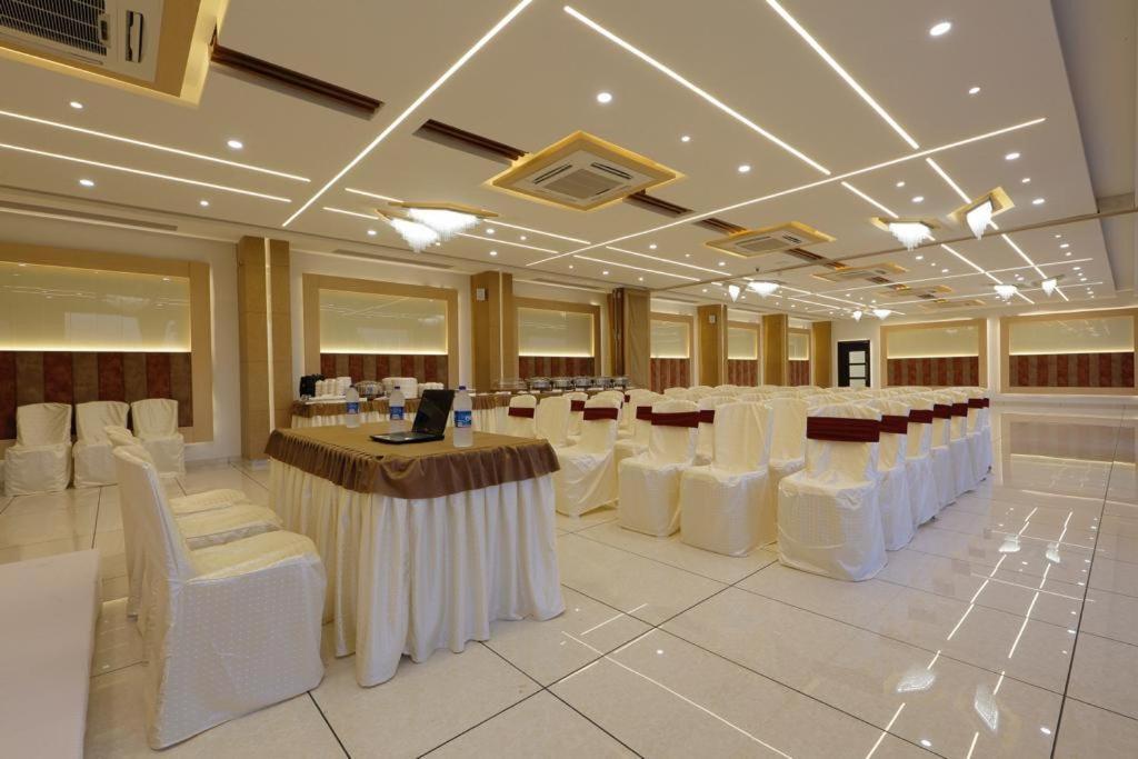Hotel Decent Unjha Екстер'єр фото