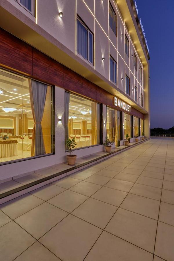 Hotel Decent Unjha Екстер'єр фото