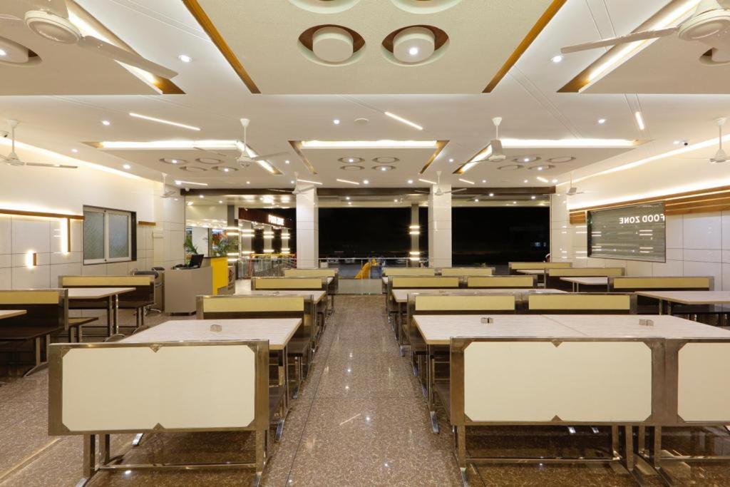 Hotel Decent Unjha Екстер'єр фото