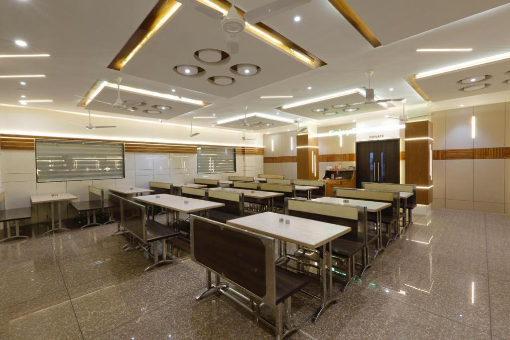 Hotel Decent Unjha Екстер'єр фото