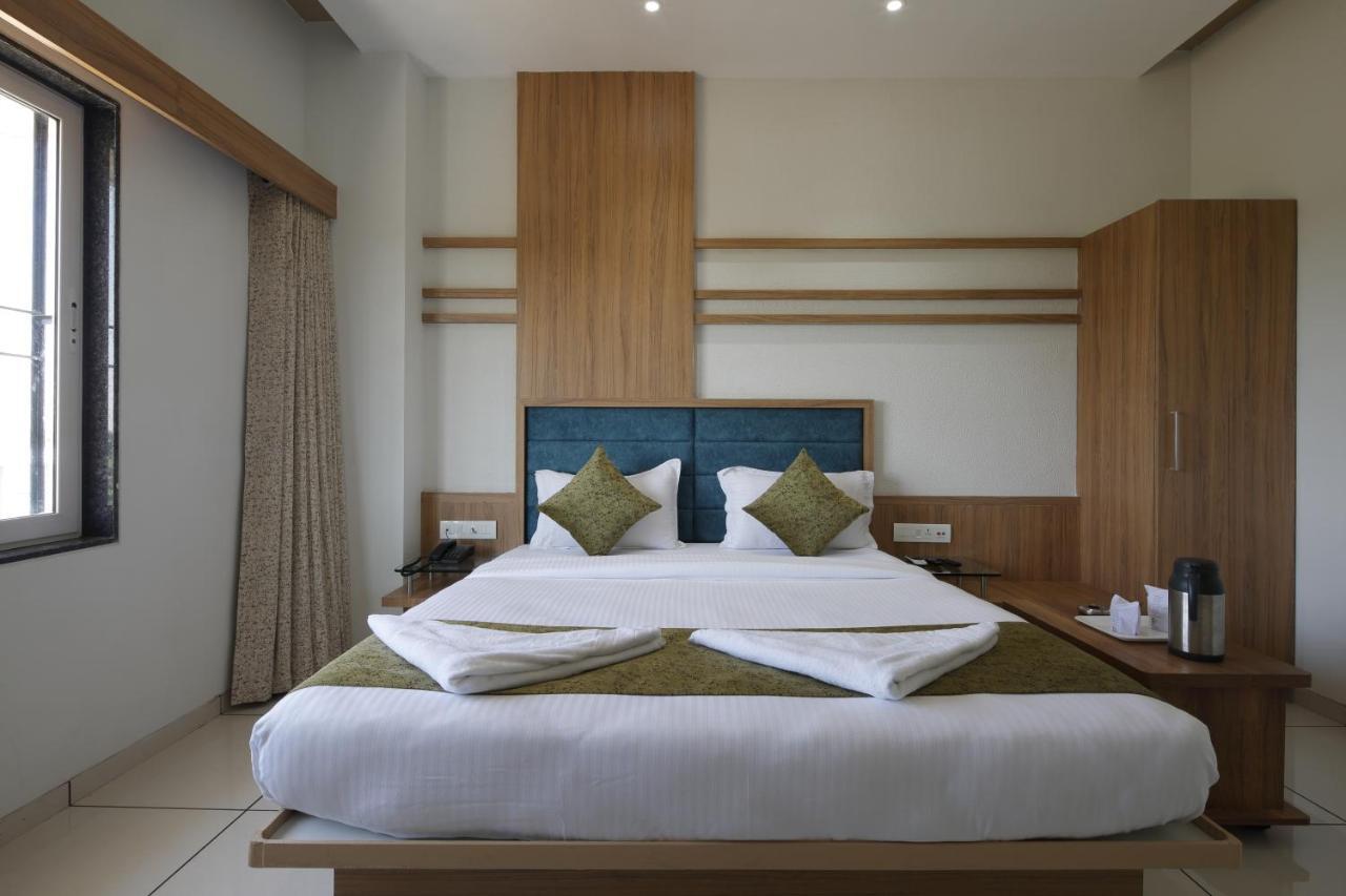 Hotel Decent Unjha Екстер'єр фото