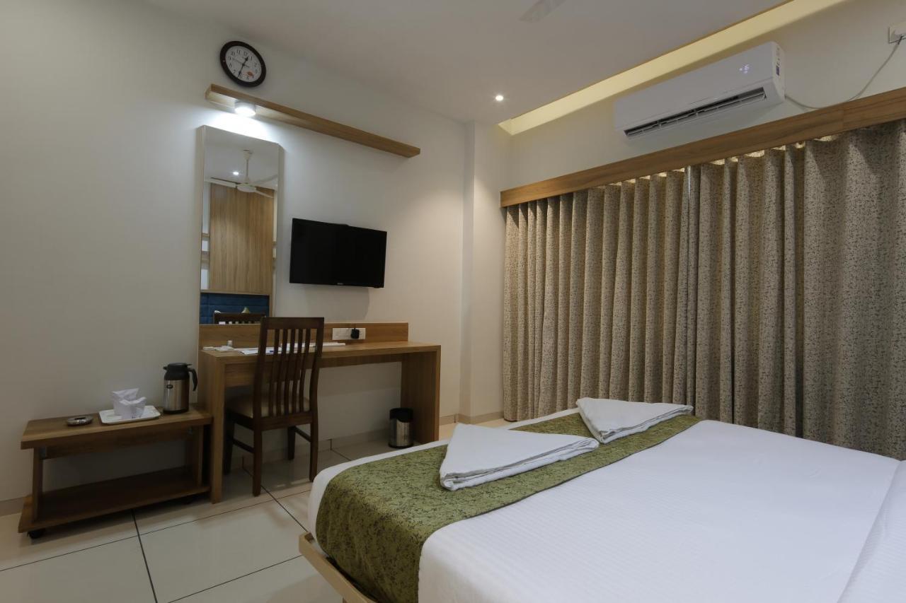 Hotel Decent Unjha Екстер'єр фото