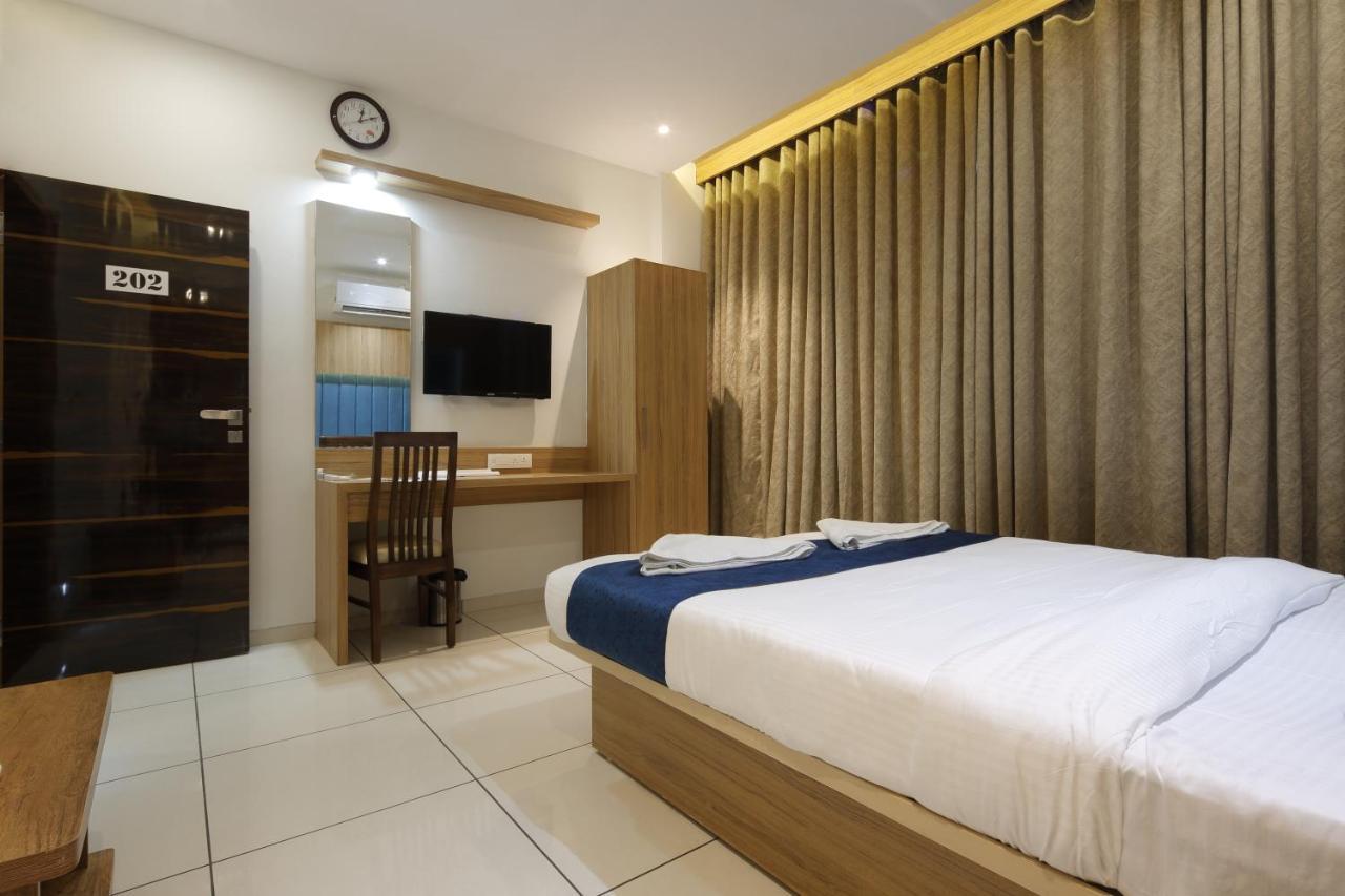 Hotel Decent Unjha Екстер'єр фото