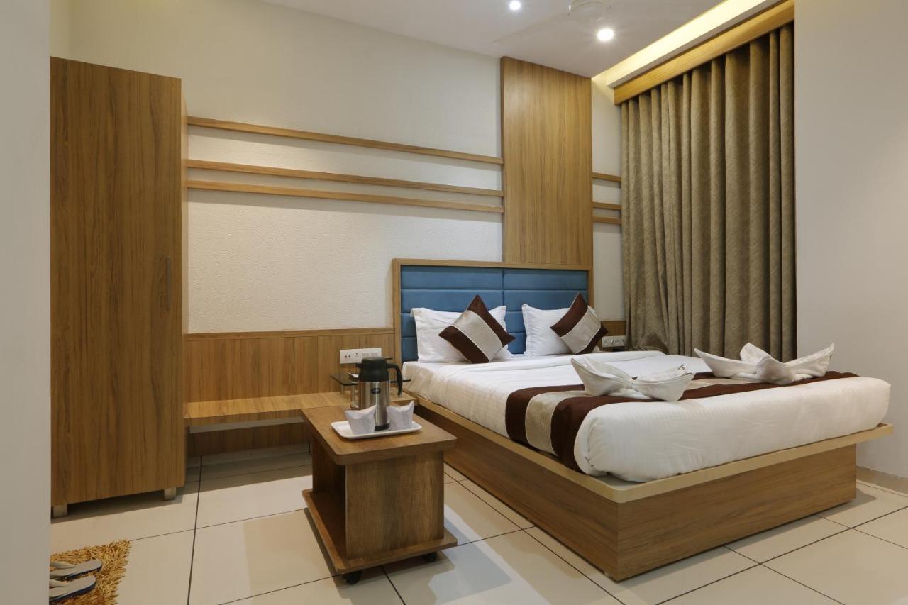 Hotel Decent Unjha Екстер'єр фото