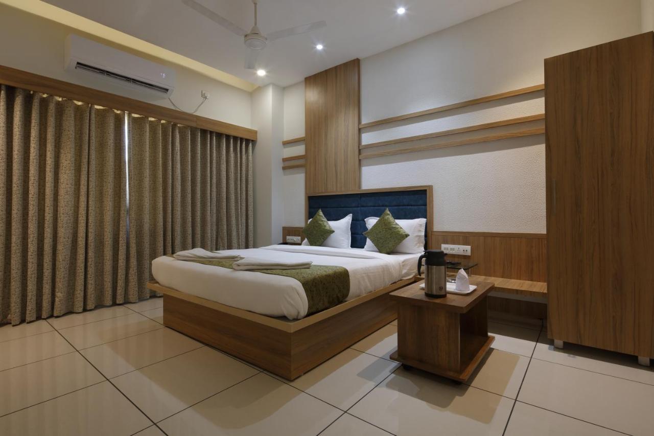 Hotel Decent Unjha Екстер'єр фото