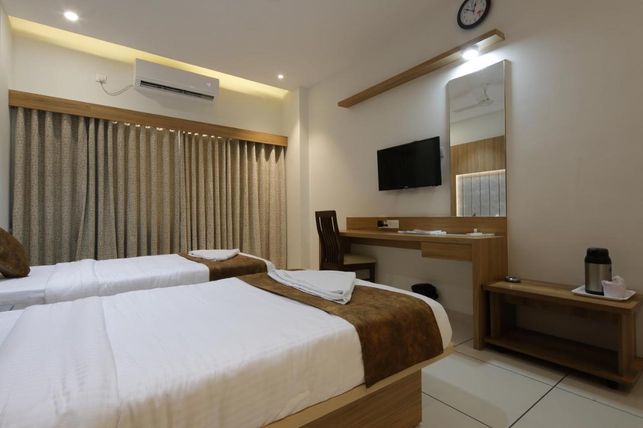Hotel Decent Unjha Екстер'єр фото