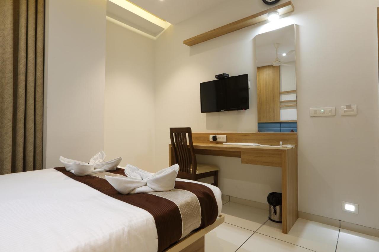 Hotel Decent Unjha Екстер'єр фото