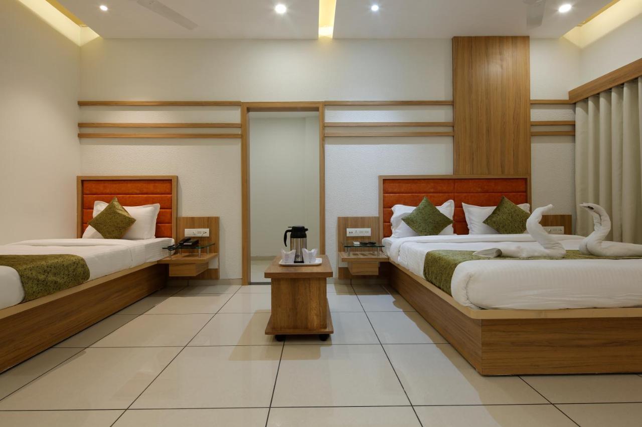 Hotel Decent Unjha Екстер'єр фото