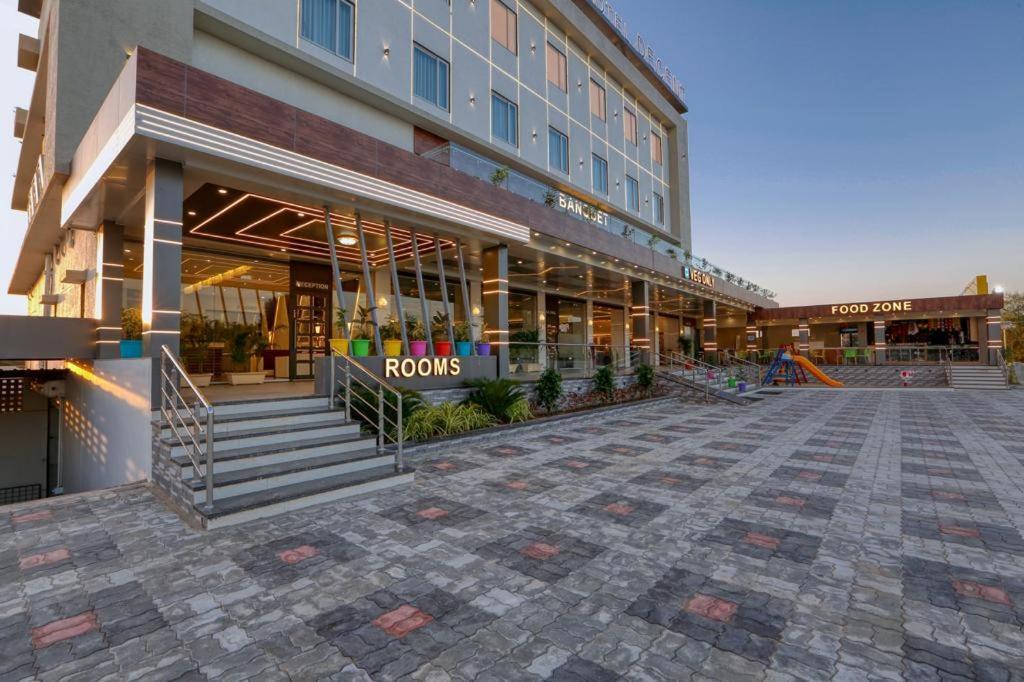 Hotel Decent Unjha Екстер'єр фото